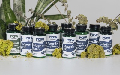 RAW POWDERS PRISTATO NAUJIENĄ: KRUOPŠČIAI SUBALANSUOTĄ KOMPLEKSINIŲ PAPILDŲ LINIJĄ